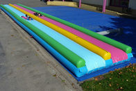 L'entreprise de location extérieure 1000 pi a adapté la glissière aux besoins du client gonflable de N avec la piscine