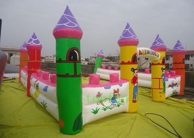 La terre gonflable d'amusement, parc d'attractions gonflable se retranche pour des enfants/message publicitaire