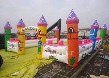 La terre gonflable d'amusement, parc d'attractions gonflable se retranche pour des enfants/message publicitaire