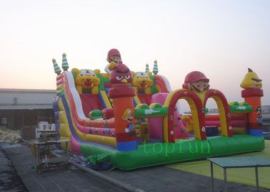 La terre gonflable d'amusement, parc d'attractions gonflable se retranche pour des enfants/message publicitaire