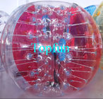 Colorez le petit pain humain de ballon de football de bulle de boule de butoir gonflable dans la cour de jardin