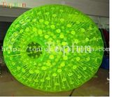 Boule gonflable brillante de Zorbing avec le rouleau vert d'herbe de clip D sur la terre