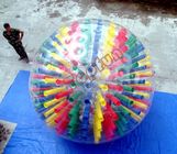 Boule gonflable Shinning de Zorb de corps coloré de PVC adaptée aux besoins du client avec des clips D en démonstration