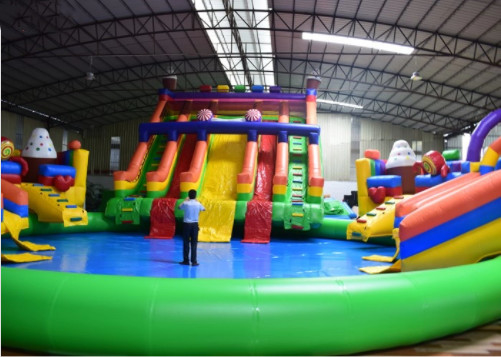 Piscine gonflable d'adulte et de terrain de jeu de parc aquatique d'enfants