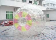 Roulant à l'intérieur de la boule gonflable drôle de Zorb, boule colorée de hamster d'enfants d'entrées