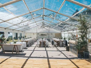 Grande tente gonflable claire adaptée aux besoins du client de 1500 personnes pour épouser des événements
