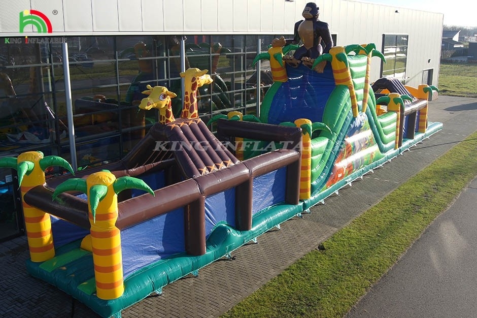 Grand parcours d'obstacles gonflable en plein air avec toboggan et clôture saut de rebond Jeu de sport avec trampoline et toboggan