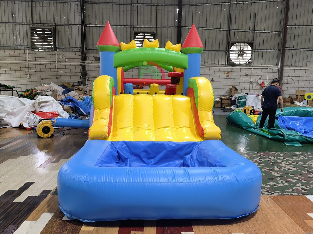 Jeu de fête en plein air dans le jardin, pelouse, gonflable, combo château gonflable, parcours d'obstacles avec toboggan, piscine et fosse à balles
