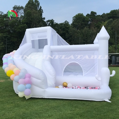 Château gonflable avec toboggan et piscine